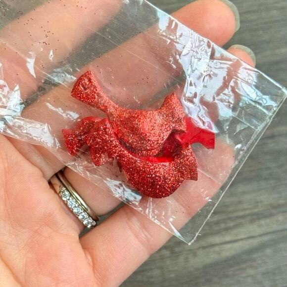 NEW Vintage 1990s Red Glitter Cardinal Shank Button Bird Animal 2 Sizes Set of 5 - Picture 1 of 5